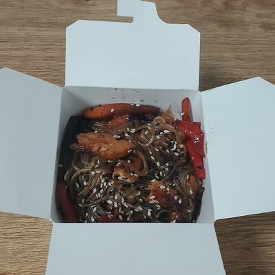 Фунчоза со свининой и овощами в Deep Tasty по цене 565 ₽