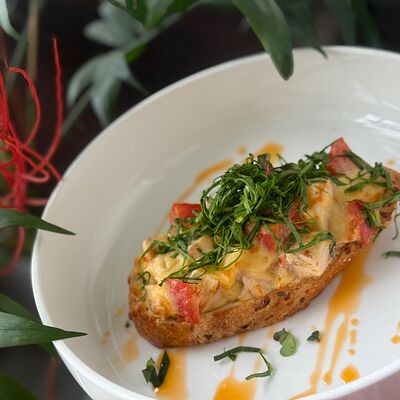 Брускетта, запеченная с цыпленком в Pellegrino по цене 395 ₽