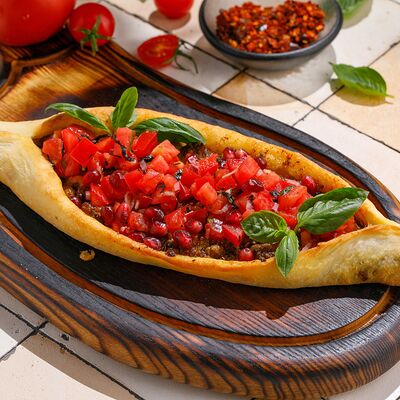 Лодочка с бараниной, томатами и гранатом в ЛарисуВаннуХочу по цене 660