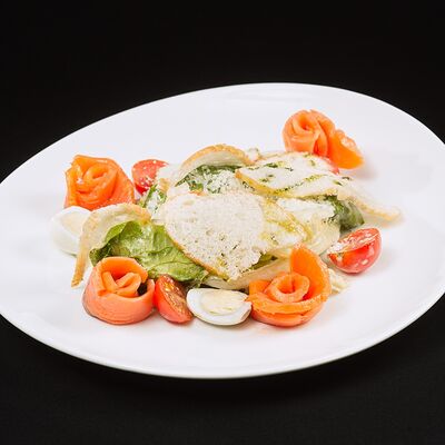 Салат Цезарь с сёмгой в Harats Pub по цене 920 ₽