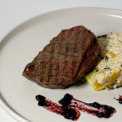 Стейк с рисом, овощами в сливочном соусев URBAN Lounge по цене 1850 ₽