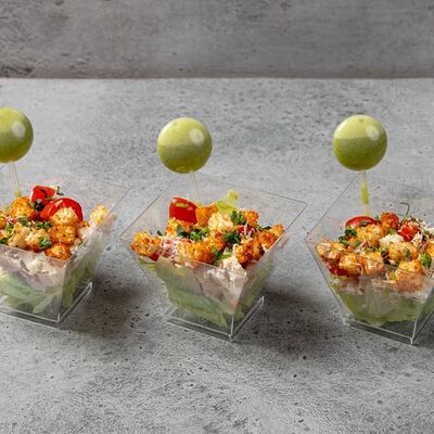 Цезарь с курицей в Food Embassy Гастролофт Юлии Высоцкой по цене 1100 ₽