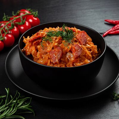 Капуста тушеная с колбасками в Хаус Мафия по цене 350 ₽