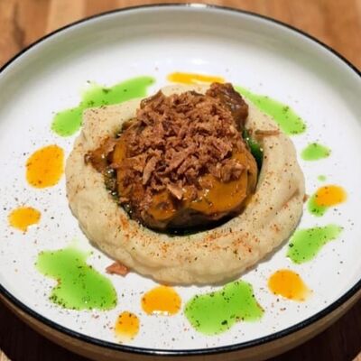 Томленые щечки с картофельным пюре в Tony Pizzoni по цене 1390 ₽