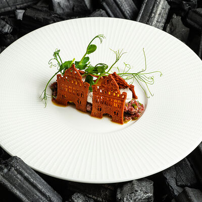 Фирменный тартар из мраморной говядины в Dodici Grill по цене 1660 ₽