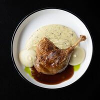 Утка конфи с трюфельным пюре и муссом из зеленых яблок в STG CAFE