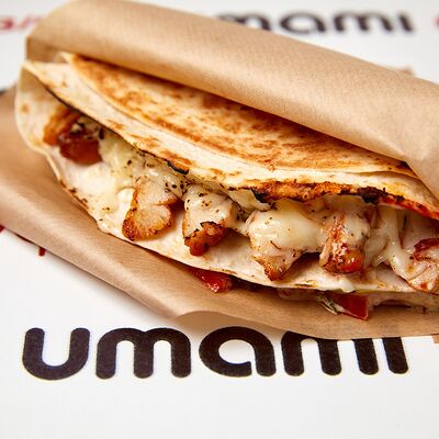 Кесадилья с курицей в Umami по цене 209