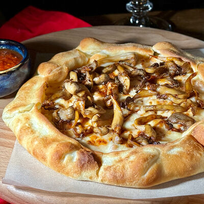 Кубдари с беконом в сливках и жареными вешенками в Сулугуни по цене 759 ₽