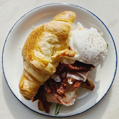 Круассан с хамоном, моцареллой, вялеными томатами и яйцом пашот в Spletnicy cafe по цене 540