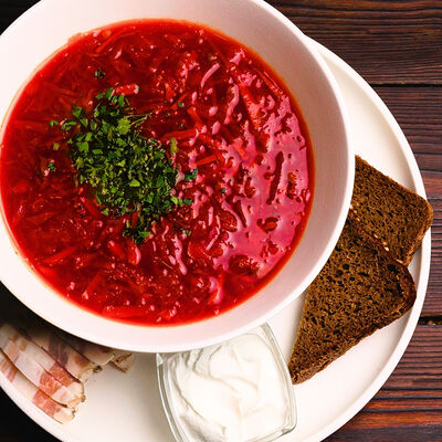 Борщ со сметаной, салом, бородинским хлебом и зеленью в Рестобар Литера по цене 450 ₽