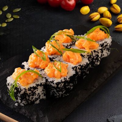 Ролл с лососем в остром соусе в Веселый Самурай Sushi Premium по цене 963 ₽