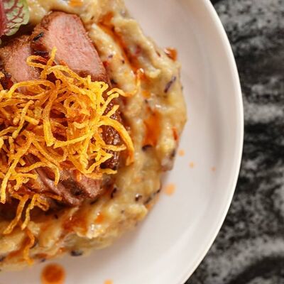 Утиное филе с картофельным пюре и вялеными томатами в Молодость по цене 630 ₽