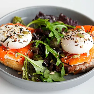 Тартин с лососем и яйцом пашот в Шаверма и Пельмень по цене 3790 ₽