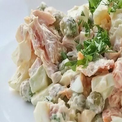 Салат Оливье с курицей в У Ханумы по цене 350 ₽