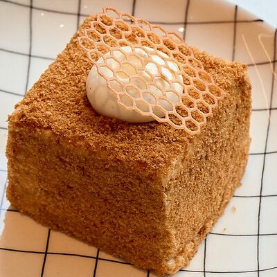 Медовик в Лицей по цене 500 ₽