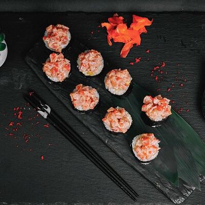 Ролл с тунцом в остром соусе спайси в Рыбин Гуд Sushi Premium по цене 775 ₽