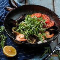 Салат с морепродуктами в Маймун