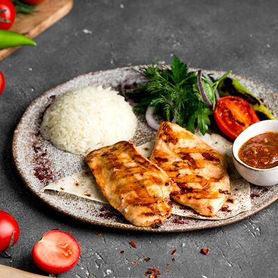 Филе фермерской куриной грудки с мангала с гарниром в A Food по цене 470