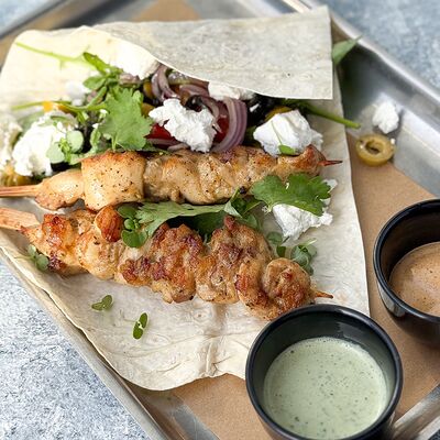 Сувлаки из курицы с лавашом, оливками, маслинами, сыром Фета и луком в Food market skolkovo по цене 890 ₽
