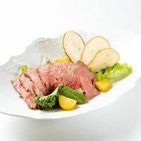 С ростбифом, золотистым картофелем и чипсами из грушив Dodici Seafood