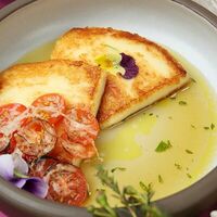 Жареный халлуми с медовым чили в Chillis Bar