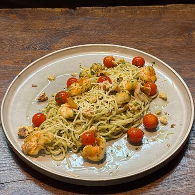 Спагетти с креветками и соусом песто в Кафе Цоколь по цене 690 ₽