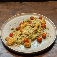 Спагетти с креветками и соусом песто в Кафе Цоколь