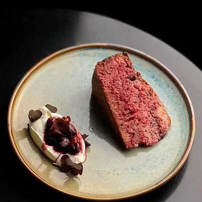 Манный пирог, соус из вишни, сметана в Нобель по цене 320 ₽