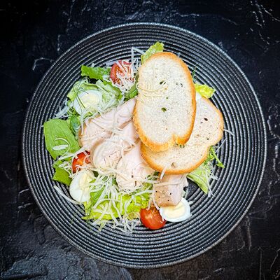 Салат Цезарь с цыпленком в Японика по цене 790 ₽