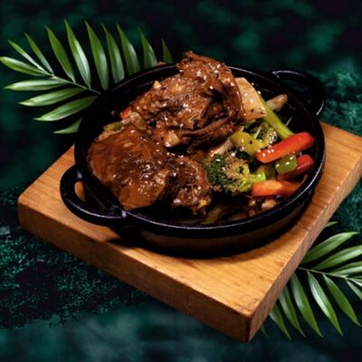 Говяжьи ребрышки на чугуне в LAOBAN по цене 1300 ₽