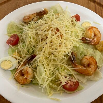 Салат Цезарь с креветками в Три перца по цене 620 ₽