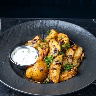 Жареная картошка с грибами в сливочном соусе на сковородев Метро Cafe по цене 539 ₽