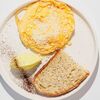 Скрэмбл с пармезаном, взбитым маслом и чиа хлебом в Коза Тапас по цене 390