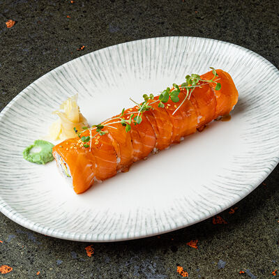 Ролл Филадельфия с лососем в Sumo Izakaya по цене 980 ₽