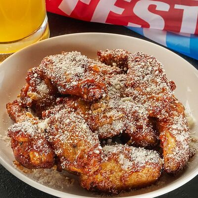 Куриные крылышки BBQ с пармезаном. Гросс в Хмель и солод по цене 749 ₽