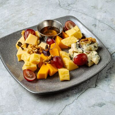 Ассорти сыров в Moloko по цене 1400