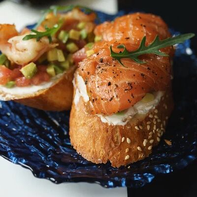 Брускетты с креветкой, лососем и авокадо в Вирид ярд по цене 540 ₽