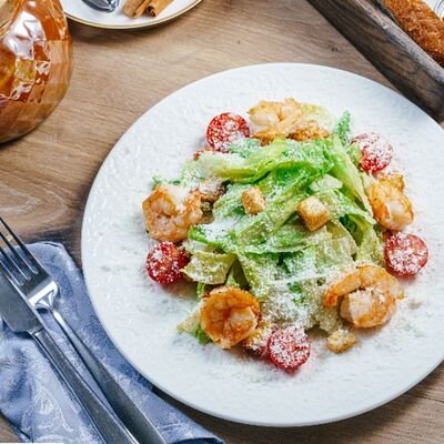 Салат Цезарь с креветкамив СтругановЪ по цене 890 ₽