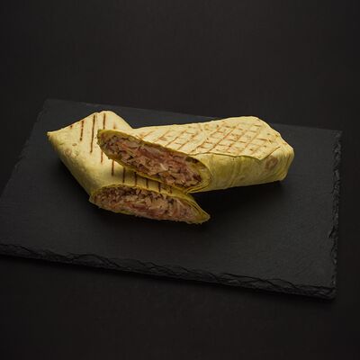 Шаурма с курицей в сырном лаваше в Шашлычный дворик по цене 330 ₽