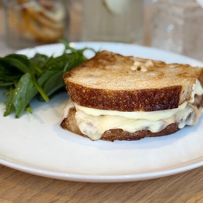Горячий сэндвич с индейкой, тянущимся сыром и вялеными томатамив 11/47 Bakery по цене 570 ₽