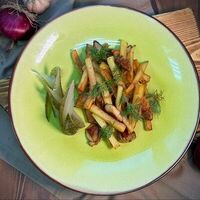 Жареный картофель с белыми грибами и соленым огурцом в Papa'