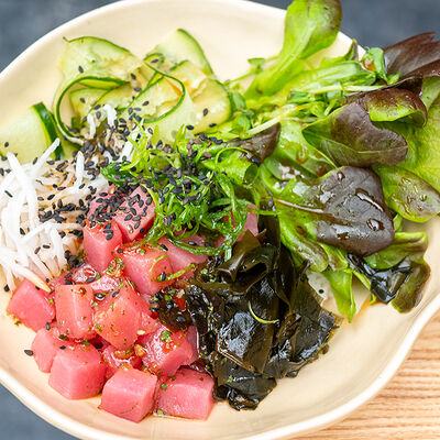 Поке с тунцом, авокадо и вакаме в Wine Connection по цене 610 ₽