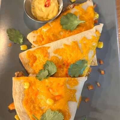 Кесадилья с курицей в Гриль-бар Бегемот и мышь по цене 595 ₽