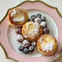 Сырники с конфитюром и сметаной в Кафе Ателье