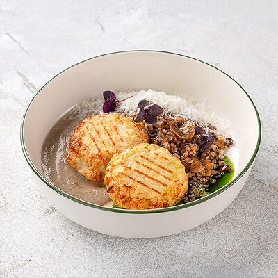 Котлеты из курицы с томленой гречкой в Шоколадница по цене 690 ₽