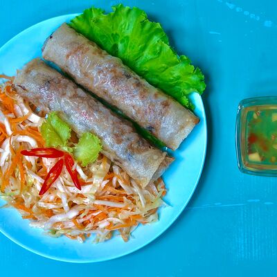 Комбо Салат и нэм в Pho Vinh по цене 380 ₽