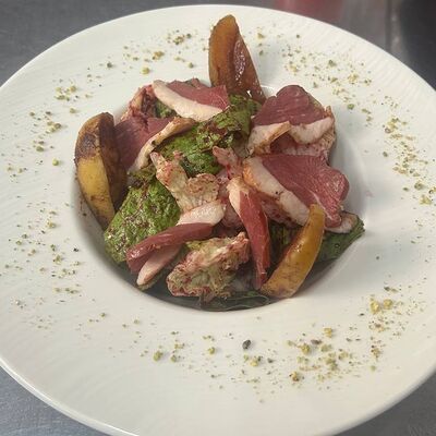 Легкий салат с утиной грудкой в La Vida loca по цене 700 ₽