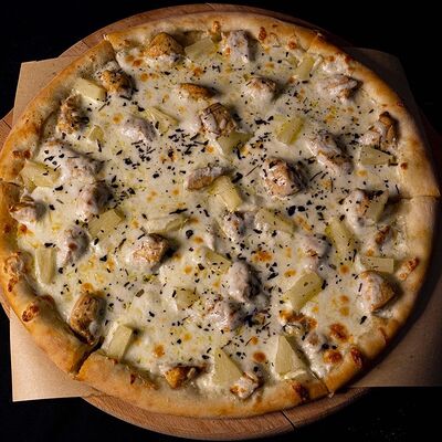 Пицца Курица с ананасом в Богатырь по цене 700 ₽