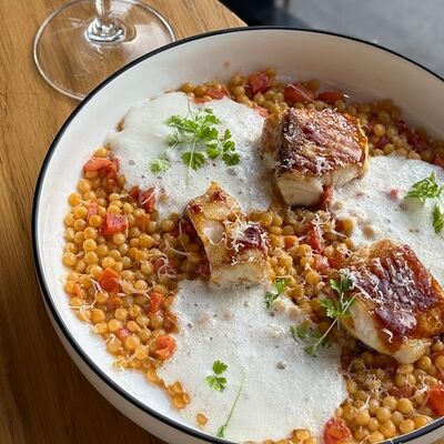 Угольная треска с птитимом и соусом биск в Camon Cafe по цене 860 ₽