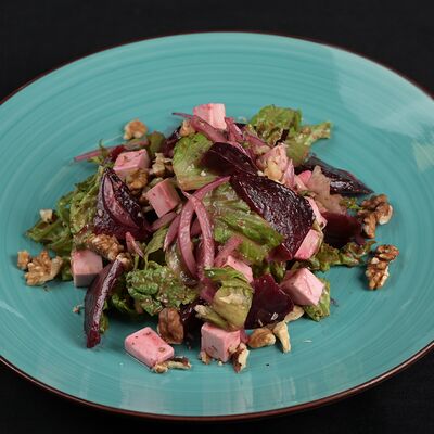 Салат из запеченной свеклы с сыром фета в Евразия по цене 555 ₽